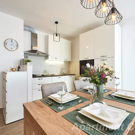 Luxury Charm With Pool Apartment