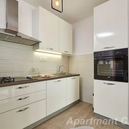 Luxury Charm With Pool Apartmán